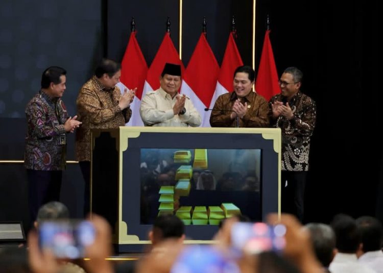 Presiden Prabowo Subianto didampingi sejumlah menteri saat meresmikan layanan Bank Emas Pegadaian dan Bank Syariah Indonesia di The Gade Tower, Jakarta, Rabu (26/2/2025). (fornews.co/Foto: BPMI Setpres)