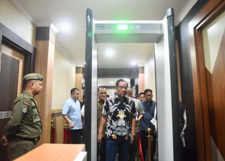 Wagub Sumsel, Cik Ujang didampingi Sekda Sumsel dan sejumlah Kepala OPD saat meninjau ruang kerjanya, di Kantor Pemprov Sumsel, Sabtu (22/2/2025). (fornews.co/ist)