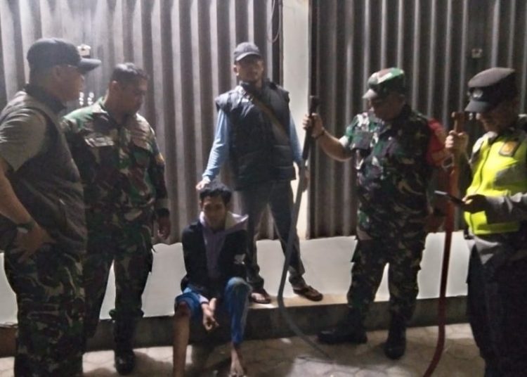 Kodim 0418/Palembang bersama tim gabungan usai mengamankan remaja dan sejumlah sajam, saat patroli di kawasan Jalan RA Abusamah, Kelurahan Sukabangun, Kecamatan Sukarami, jumat (31/1/2025). (fornews.co/ist)