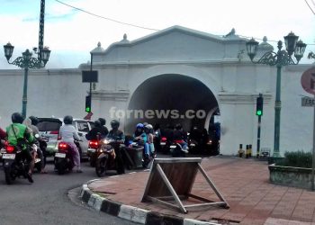 LALU LINTAS di Plengkung Nirbaya dari arah Alun-alun Selatan menuju ke luar lingkungan Karaton, foto diambil pada Kamis sore, 15 Januari 2025. (foto fornews.co/adam)