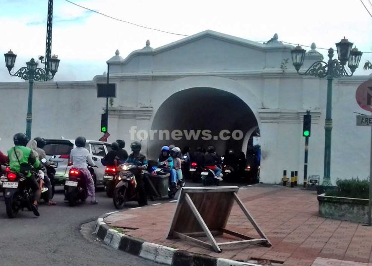 LALU LINTAS di Plengkung Nirbaya dari arah Alun-alun Selatan menuju ke luar lingkungan Karaton, foto diambil pada Kamis sore, 15 Januari 2025. (foto fornews.co/adam)