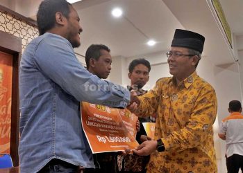 Dr Ihkwan Ahada A.Ag., M.A., selaku Ketua Pimpinan Wilayah Muhammadiyah (PWM) Daerah Istimewa Yogyakarta (DIY) secara simbolis memberikan zakat ma'al dari dokter PKU Muhammadiyah Jogja dan Gamping kepada salah seorang takmir masjid, Jum'at (21/2/2025) di RS PKU Muhammadiyah, Jogja. (foto fornews.co/adam)
