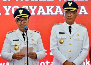 SERAH terima dari Penjabat Wali Kota Jogja Sugeng Purwanto kepada Wali Kota Jogja, Hasto Wardoyo dan Wawan Harmawan selaku Wakil Wali Kota Jogja, dilaksanakan pada Senin, 3 Maret 2025. (foto fornews.co/pemkot)