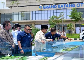 Presiden Prabowo Subianto saat melihat KEK Industropolis Batang di Kabupaten Batang, Jateng, Kamis (20/3/2025). (fornews.co/ tangkap layar)