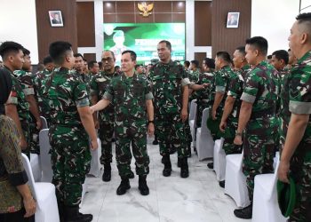 Pangdam II Sriwijaya Mayjen TNI Ujang Darwis, didampingi Danrem 044/Gapo Brigjen TNI Adri Koesdyanto, saat tiba di Makorem 044/Gapo, Jumat (7/3/2025). (fornews.co/ist)