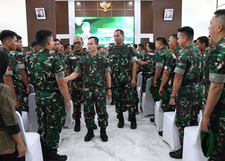 Pangdam II Sriwijaya Mayjen TNI Ujang Darwis, didampingi Danrem 044/Gapo Brigjen TNI Adri Koesdyanto, saat tiba di Makorem 044/Gapo, Jumat (7/3/2025). (fornews.co/ist)