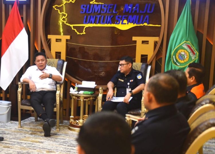 Gubernur Sumsel, Herman Deru saat berdialog dengan Direktur Pengembangan Usaha PT KAI Rudi As Aturridha dan jajaran, di Ruang Tamu Gubernur, Kamis (6/3/2025). (fornews.co/ist)