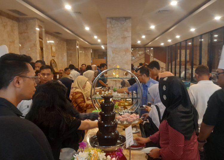 Momen buka bersama keluarga dari Hotel Salatin yang menyuguhkan Flobamora, Splash A Million Taste of Flores, Sumba, Timor & Alor, Senin (3/3/2025). (fornews.co/Apriansyah)