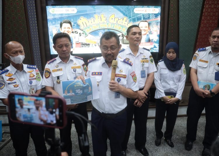 Kepala Dishub Sumsel, Ari Narsa JS, saat memberikan keterangan pers terkait jadwal pembukaan pendaftaran peserta mudik gratis 2025 secara online, di kantor Gubernur, Rabu (5/3/2025). (fornews.co/ist) 