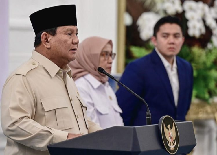 Presiden Prabowo Subianto menyampaikan keterangan pers terkait kebijakan pemberian THR dan Gaji ke-13 bagi Aparatur Negara, di Istana Merdeka, Jakarta, Selasa (11/3/2025). (fornews.co/BPMI Setpres)