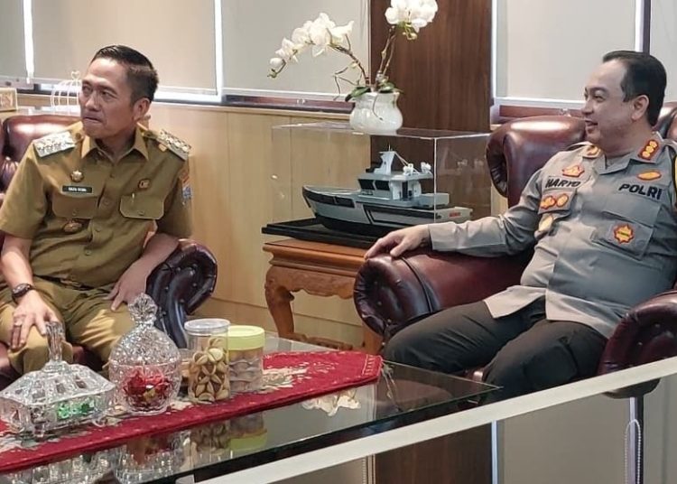 Wako palembang, Ratu Dewa dan Wawako Prima Salam saat berdialog dengan Kapolrestabes Palembang Kombes Pol Harryo Sugihhartono, di Mapolrestabes Palembang, Senin (3/2/2025). (iNEWSpalembang.id/ist)
