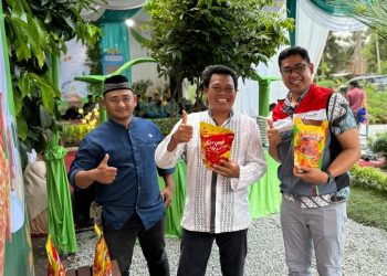 PHE Jambi Merang dan warga menunjukan hasil produk turunan dari rumah produksi lebah madu Sabak Desa Suka Maju, Kecamatan Geragai, Kabupaten Tanjung Jabung Timur, Jambi, beberapa waktu lalu. (fornews.co/ist)