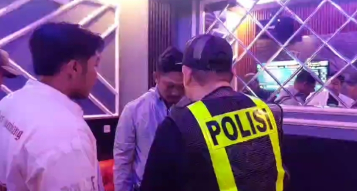 Tim gabungan Satres Narkoba Polrestabes Palembang dan Ditres Narkoba Polda Sumsel saat melakukan razia di diskotik Kampung Baru Senin (7/4/2025) dini hari. (fornews.co/ist)