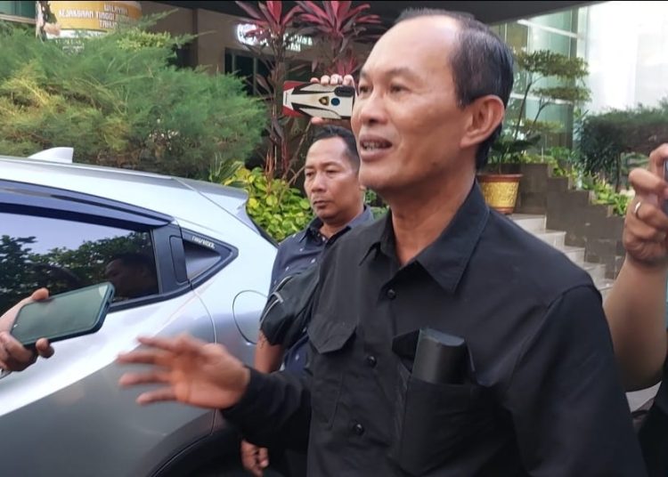 Mantan Wako Palembang, Harnojoyo, saat menjawab pertanyaan awak media di Kantor Kejati Sumsel, Kamis (10/4/2025). (fornews.co/ist)