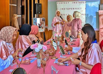 SAMBUT Hari Kartini, Wyndham Jogja dan Instaperfect hadirkan kelas makeup "Real Skin Makeup Class: Kartini Glam Look". Acara tersebut juga menghadirkan makeup artis profesional, Bulan Februari. Selain kelas makeup peserta juga dapat mengikuti sesi kelas kecantikan dari Instaperfect. (foto fornews.co/wyndham jogja)