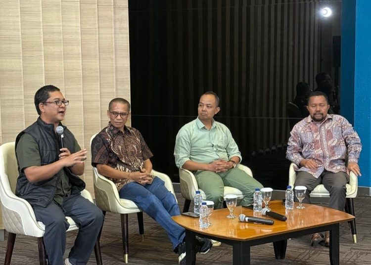 Tiga narasumber Dahlan Dahi, Muhammad Jazuli, dan Wenseslaus Manggut saat menjadi pembicara pada diskusi bulanan sekaligus peringatan HUT ke-8 AMSI di Gedung I-Hub SINDO, Jakarta, Kamis (24/4/2025). (fornews.co/ist)