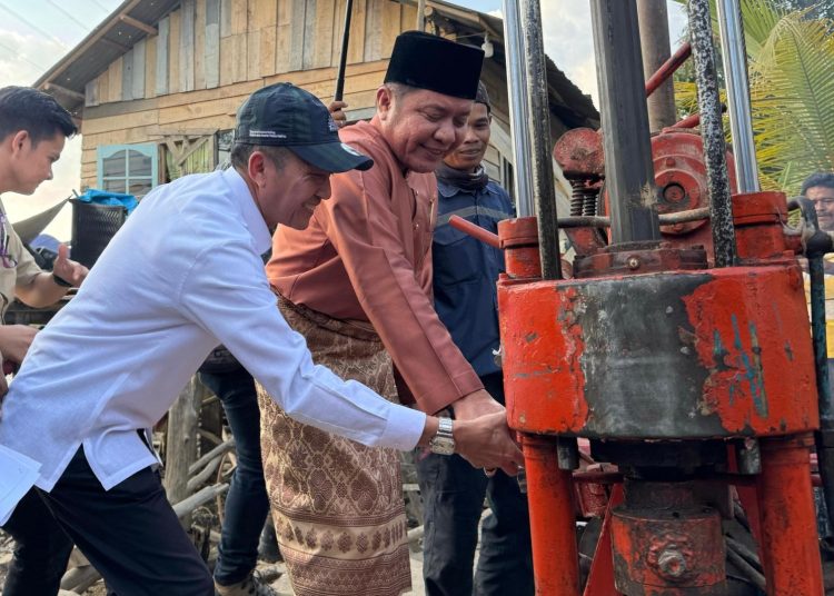 Gubernur Sumsel, Herman Deru bersama Wali Kota Palembang, Ratu Dewa saat melihat langsung pengerjaan pembangunan Jalan Lettu Karim Kadir, Gandus Palembang, lSelasa (29/4/2025). (fornews.co/ist)