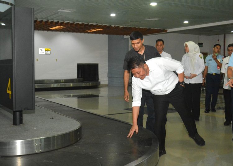 Gubernur Sumsel, Herman Deru, saat meninjau langsung kondisi Bandara SMB II Palembang, jelang persiapan pelayanan penerbangan internasional, Rabu (30/4/2025). (fornews.co/ist)