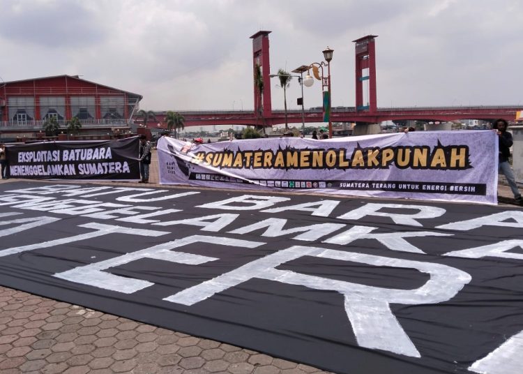 Koalisi Sumatera Menolak Punah dari Sumatera Terang Untuk Energi Bersih (STuEB) saat menggelar aksi di Bundaran Air Mancur dan Benteng Kuto Besak, Palembang, Selasa (22/4/2025). (fornews.co/ist)