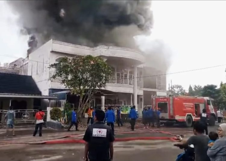 Kepulan asap hitam muncul dari rumah mewah lantai dua yang difungsikan sebagai gudang mebel di Jalan Hoki, Kelurahan Lorok Pakjo, Kecamatan Ilir Barat I, Palembang, Rabu (30/4/2025). (fornews.co/ist)