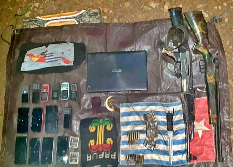 BARANG bukti milik teroris dan separatis OPM berupa satu pucuk senjata organik AK-47, senjata rakitan, puluhan butir munisi, busur dan anak panah, serta bendera Bintang Kejora dan alat komunikasi, yang diamankan TNI, pada Rabu (14/5/2025). (foto fornews.co/tni)