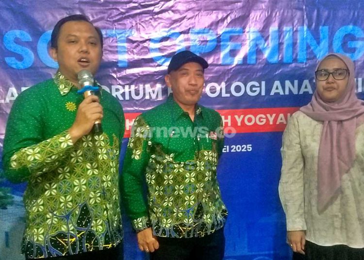 DIREKTUR Utama RS PKU Muhammadiyah Jogjakarta diapit dr. Safiqulatif Abdillah, MMR, Sp.PA. dan dr. Fitria Puspita Dewi, MMR, Sp.PA. (foto fornews.co/adam)