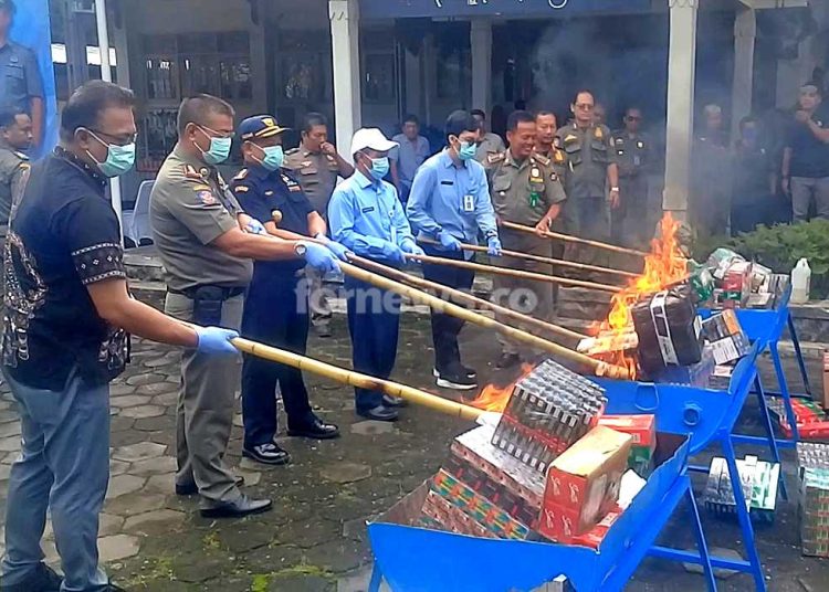 JUTAAN rokok-vape ilegal dimusnahkan secara simbolis yang dilaksanakan di halaman Kantor SatPol PP DIY diikuti oleh sejumlah pejabat, Selasa (20/5/2025). (foto fornews.co/adam)