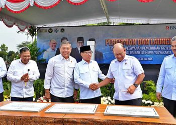 PERESMIAN peluncuran 14 SPPG melalui Forum BUMDes di Tebing Breksi, Sleman, Jogja, Selasa (20/5/2025). Hadir dalam peluncuran Kepala Badan Gizi Nasional, Dadan Hindayana, Kepala Staf Kepresidenan, AM Putranto dan Menteri Desa dan Pembangunan Daerah Tertinggal Republik Indonesia, Yandri Sutanto.(foto fornews.co/bgn)