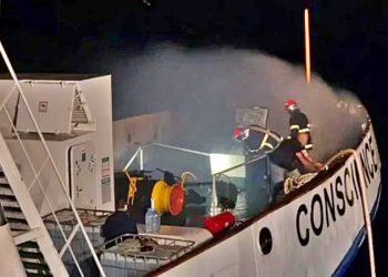 SUARA Kapten Kapal Conscience terdengar jelas saat melaporkan adanya serangan nirawak dan kebakaran di atas kapal. (foto fornews.co/reuters)