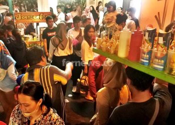 PENGUNJUNG Malioboro membludak pada liburan cuti bersama, Sabtu (10/5/2025). hampir seluruh hotel dan tempat wisata di Jogja penuh wisatawan. (foto fornews.co/adam)