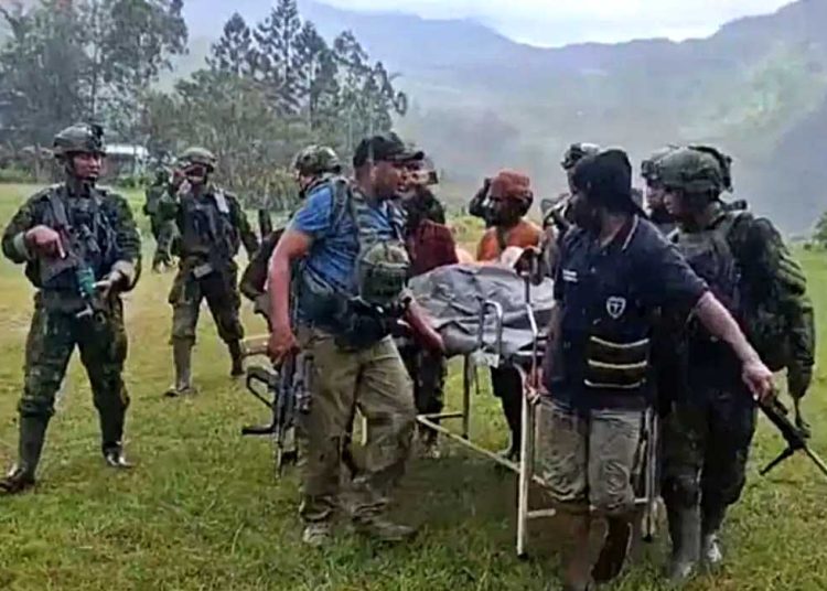 TNI melakukan evakuasi terhadap guru dan tenaga kesehatan pasca penyerangan anggota KSB/OPM di Distrik Anggruk, Kabupaten Yahukimo, Papua Pegunungan, Jum'at, 21 Maret 2025, mengakibatkan satu orang tewas, enam orang luka-luka, dan fasilitas pendidikan terbakar. (foto fornews.co/tni)