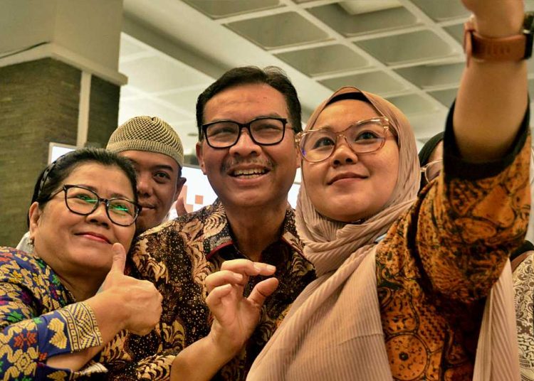 WALI Kota Jogja, Hasto Wardoyo, berswafoto bersama masyarakat usai dialog forum di UGM, Selasa (13/5/2025). (foto fornews.co/pemkot jogja)