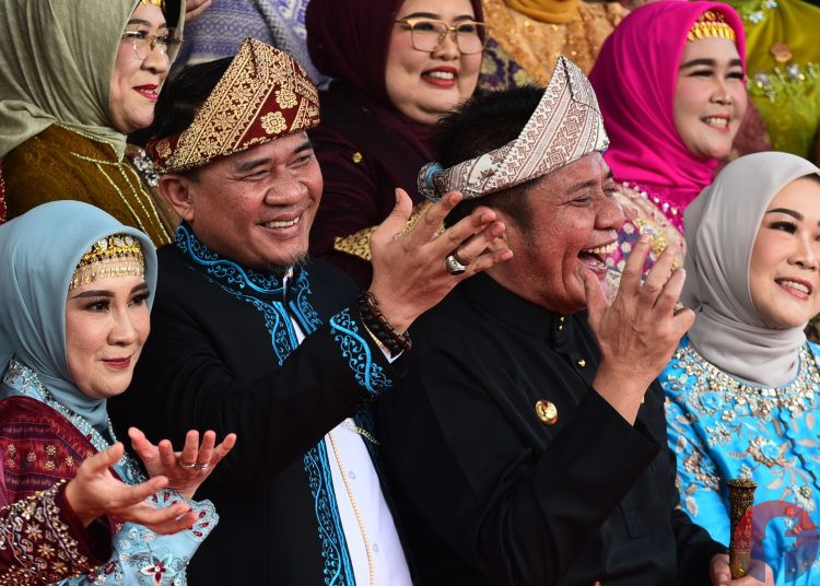 Gubernur Sumsel, Herman Deru bersama Ketua DPRD Sumsel, Andie Dinialdie pada Sidang Paripurna DPRD Sumsel dengan agenda Hari Jadi ke-79 Provinsi Sumsel, di Ruang Rapat Paripurna DPRD Sumsel, Kamis (15/5/2025). (fornews.co/mushaful imam)