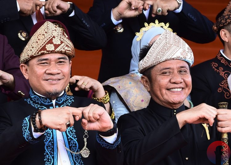 Ketua DPRD Sumsel, Andie Dinialdie bersama Gubernur Sumsel, Herman Deru, usai Sidang Paripurna DPRD Sumsel dengan agenda Hari Jadi ke-79 Provinsi Sumsel, di Ruang Rapat Paripurna DPRD Sumsel, Kamis (15/5/2025). (fornews.co/Mushaful Imam)