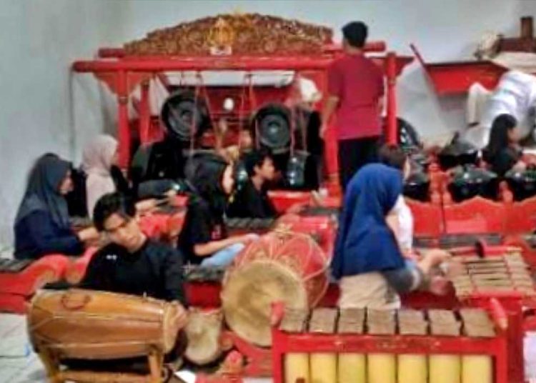 PELATIHAN karawitan di Balai RT.48 Kelurahan Bumijo, Kota Jogja, diikuti generasi muda di tengah gempuran modernisasi., Ahad (18/5/2025). (foto fornews.co/kelurahan bumijo)