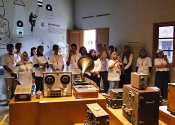 PULUHAN pelaku pariwisata dan buyer dari berbagai negara berkunjung ke studio rekaman tertua di Indonesia, Lokananta. (foto fornews.co/kemenpar)