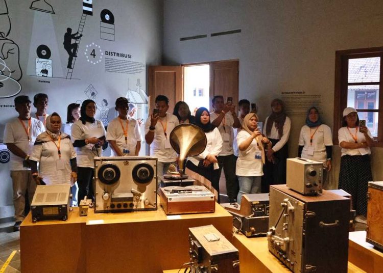 PULUHAN pelaku pariwisata dan buyer dari berbagai negara berkunjung ke studio rekaman tertua di Indonesia, Lokananta. (foto fornews.co/kemenpar)