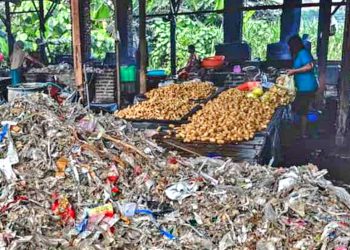 TUMPUKAN sampah plastik, termasuk sampah impor, menunggu untuk dibakar sebagai bahan bakar di pabrik tahu di Tropodo, Indonesia. (foto fornews.co/michael nielson/the guardian)