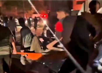 SEORANG korban yang masih hidup segera dilarikan ke rumah sakit setelah pengeboman yang dilakukan Israel pada  Senin dini hari waktu setempat. (foto fornews.co/aljazeera)