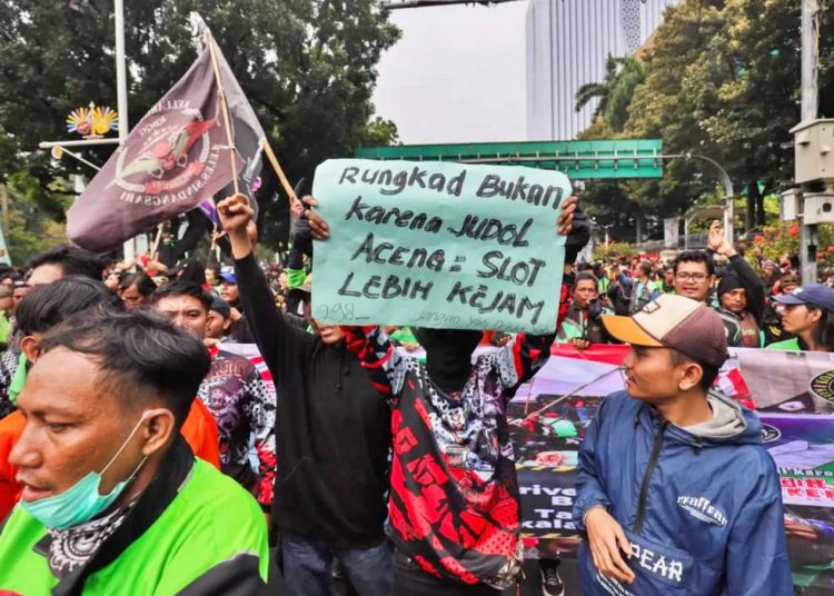 MASSA Koalisi Ojol Nasional (KON) menggelar aksi demo di kawasan Patung Kuda, Jalan Merdeka Barat, Jakarta. (foto fornews.co/sindonews/aldhi)