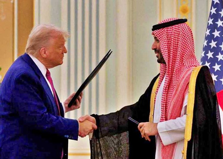 PRESIDEN Amerika Serikat Donald Trump dan Pangeran Mohammad bun Salman berjabat tangan usai menandatangani perjanjian ekonomi strategis di Riyadh. (foto fornews.co/reuters)