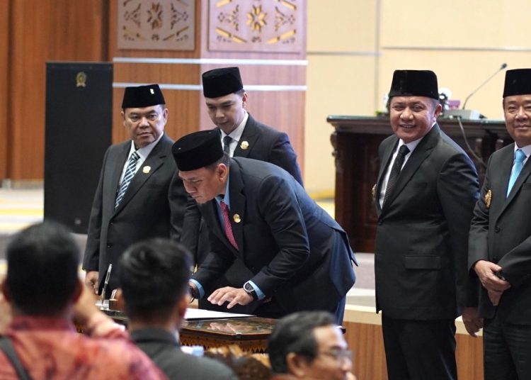 Ketua DPRD Sumsel, Andie Dinialdie, saat menandatangani Nota Kesepakatan terhadap Rancangan Awal RPJMD Provinsi Sumsel, di Ruang Rapat Paripurna DPRD Sumsel Jumat (16/5/2025). (iNewspalembang.id/ist)