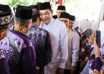 Bupati Muba, M Toha menyapa para jemaah saat melepas JCH asal Muba di Hotel Gambo Residence Sekayu, Sabtu (3/5/2025). (fornews.co/ist)