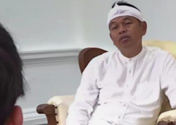 Gubernur Jabar, Kang Dedi Mulyadi, saat berbincang dengan kedua orang tua dan pelajar SMK kelas 10 Kayuagung, saat berada di Gedung Pakuan, Bandung. (fornews.co/tangkap layar)