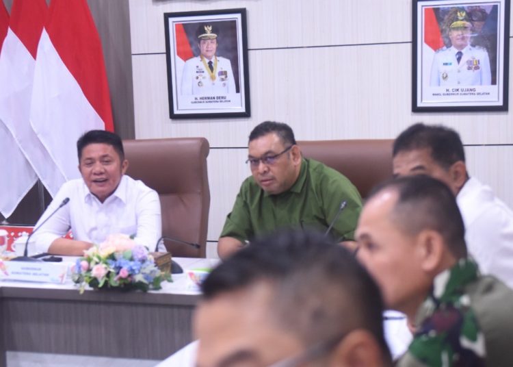 Gubernur Sumsel, Herman Deru, dan Dirjen Prasarana dan Sarana Pertanian Kementan, Andi Nur Alam, saat Rakor Percepatan Kegiatan Cetak Sawah Tahun 2025 di ruang Rapat Bina Praja, Kantor Gubernur Sumsel, Kamis (22/5/2025). (fornews.co/ist)