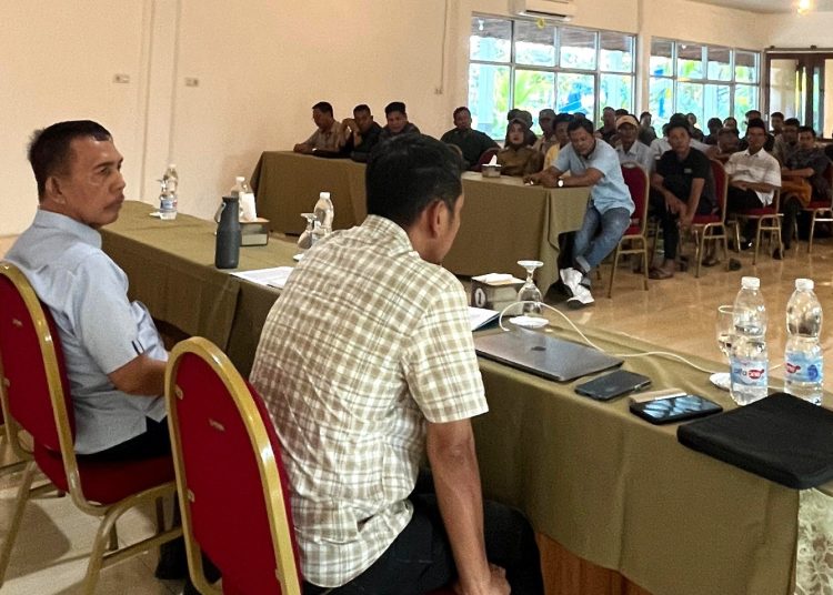 Anggota MPR RI, Ir H Ishak Mekki, MM, bersama peserta sosialisasi Empat Pilar Kebangsaan di Aula Dinesty Land, Kelurahan Kedaton, Kecamatan Kayuagung (27/02/2015). (fornews.co/ist)