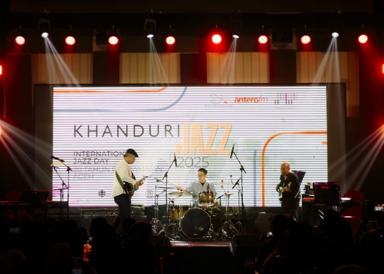 Salah satu bintang tamu saat perform pada Pentas Khanduri Jazz 2025 yang diinisiasi Radio Antero 102 FM bersama Aceh Jazz Community, di Ballroom Hotel Hermes Palace, Rabu (30/4/2025) malam lalu. (fornews.co/ist)