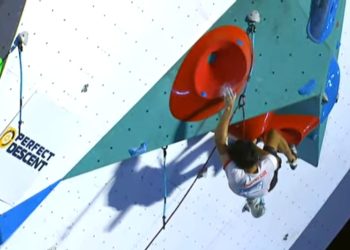 Atlet panjat dinding FPTI Kota Palembang yang mewakili Indonesia, Muhammad Rizky Syahrafli Simatupang, saat tampil di final dengan kondisi cidera bahu pada final Lead putra IFSC World Cup Bali 2025, di Badung, Bali, Minggu (4/5/2025). (fornews.co/tangkap layar)