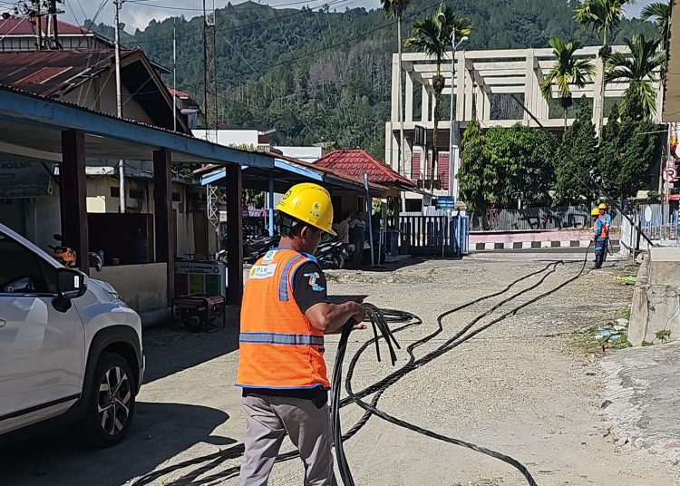 PLN UID S2JB dan tim gabungan UP3 Muara Bungo, saat menangani terjadinya robohnya Gardu Induk (GI) Sungai Penuh, Kersik Tuo, akibat cuaca ekstrem, Minggu (18/5/2025). (fornews.co/ist)
