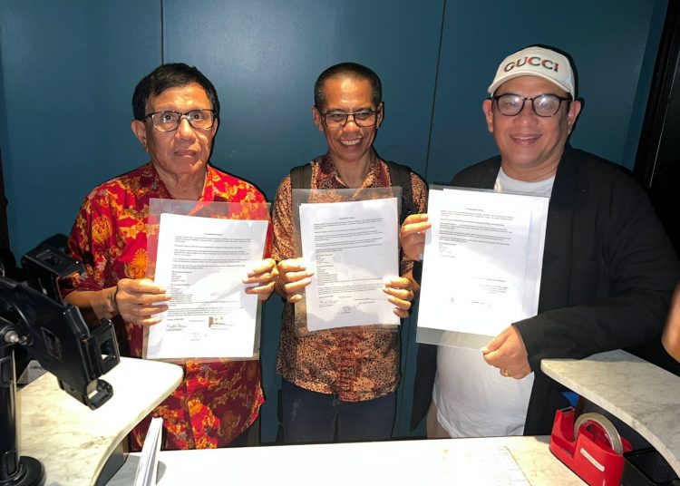 Anggota Dewan Pers, Dahlan Dahi (tengah) sebagai mediator negosiasi antara Hendry Ch Bangun (kiri) dan Zulmansyah Sekedang (kanan), dengan menunjukkan hasil Kesepakatan Jakarta, di Jakarta, Jumat (16/5/2025) malam. (fornews.co/ist)